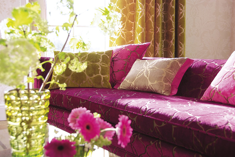 沙发,起居室,室内,窗帘,软垫,边几,花瓶,纺织品