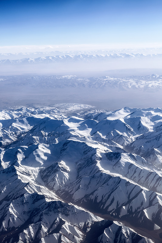 航拍视角,雪山,山脉,天山山脉,甘肃省,垂直画幅,天空,褐色,沟壑,高视角