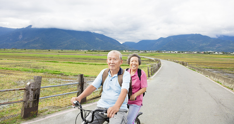 老年人,伴侣,幸福,骑自行车,乡村路,休闲活动,夏天,仅成年人,运动,祖父