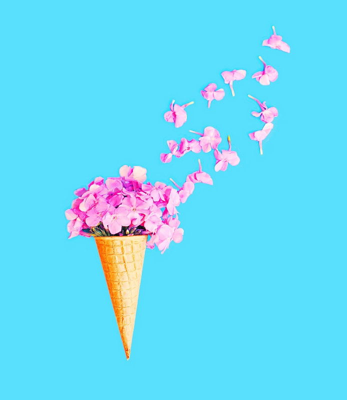 冰淇淋蛋卷,花瓣,蓝色背景,风景,在上面,垂直画幅,冰淇淋,无人,香草兰,奶油