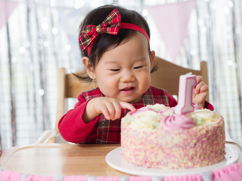 周岁生日会,女婴,水平画幅,美人,蛋糕,生日,甜点心,看,数字1,人的脸部