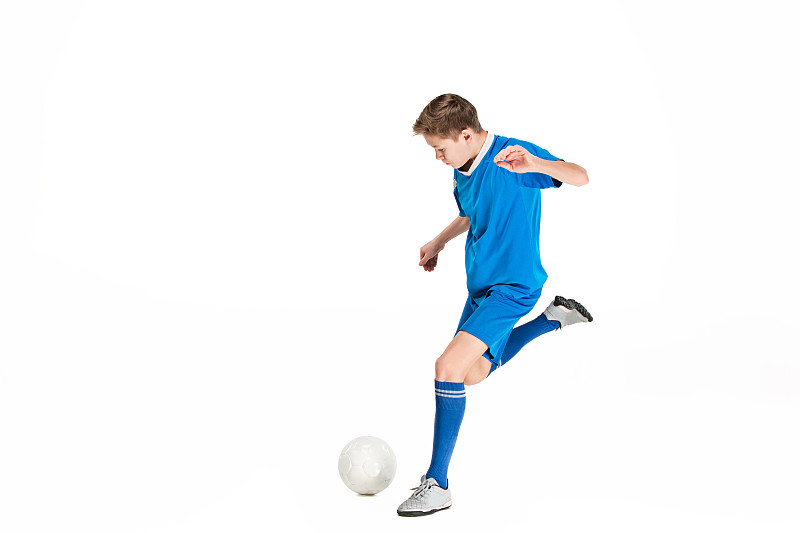 男孩,足球,飞踢,足球运动员,仅一个少男,少男,足球比赛,足球运动,背景聚焦,进行中