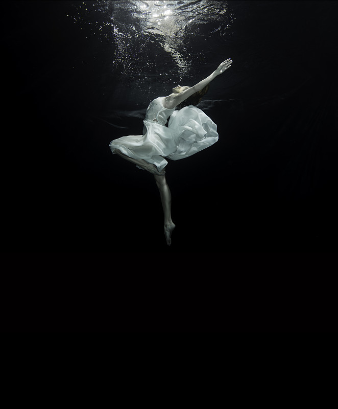芭蕾舞者,水下,舞蹈,女性,青年人,超现实主义的,芭蕾舞,黑色背景,垂直画幅,水