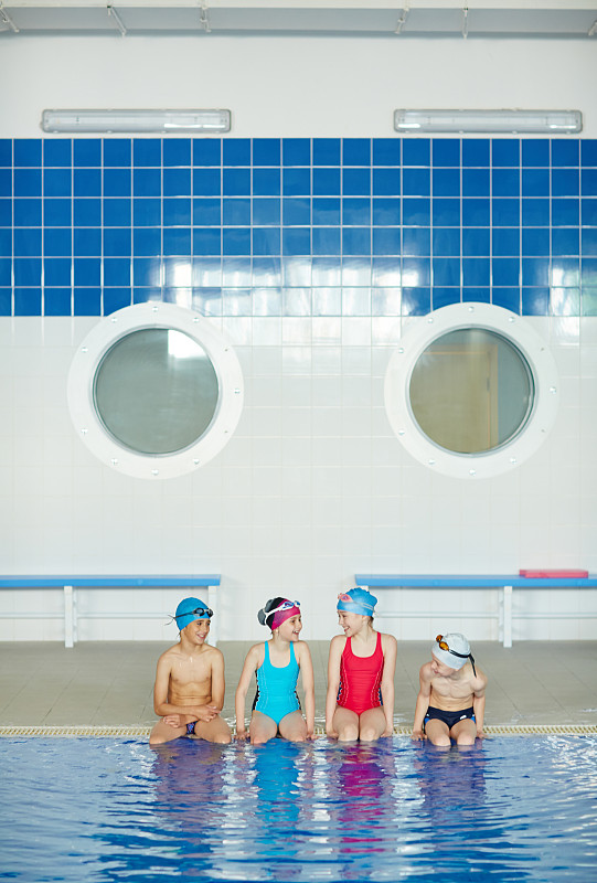 男孩,女孩,游泳帽,游泳护目镜,游泳池,知识,儿童,垂直画幅,水,少量人群