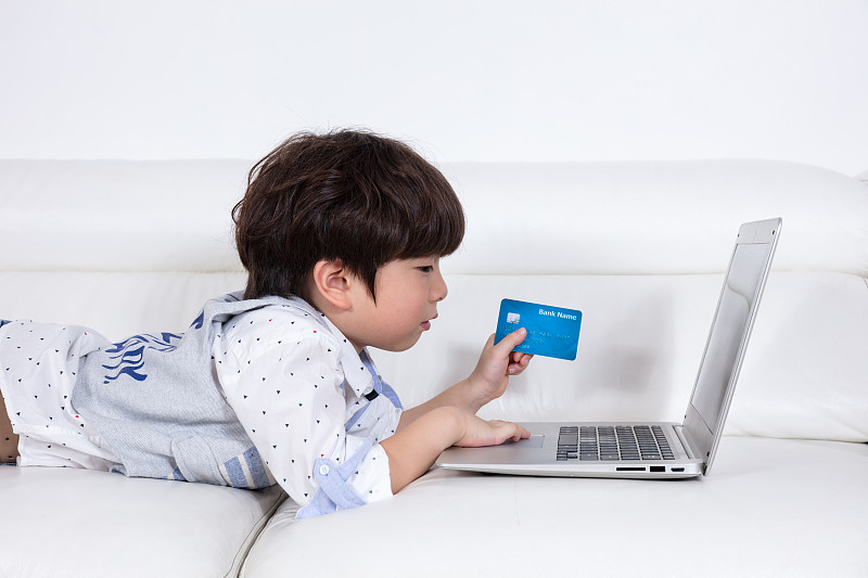 信用卡,男孩,中国人,使用手提电脑,亚洲,信用卡购物,网上冲浪,童年,仅一名男孩,马来西亚