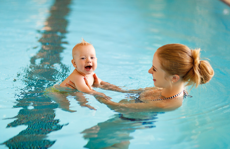 游泳池,婴儿,母亲,单亲家庭,知识,幼儿,单身母亲,半身像,在下面,男婴