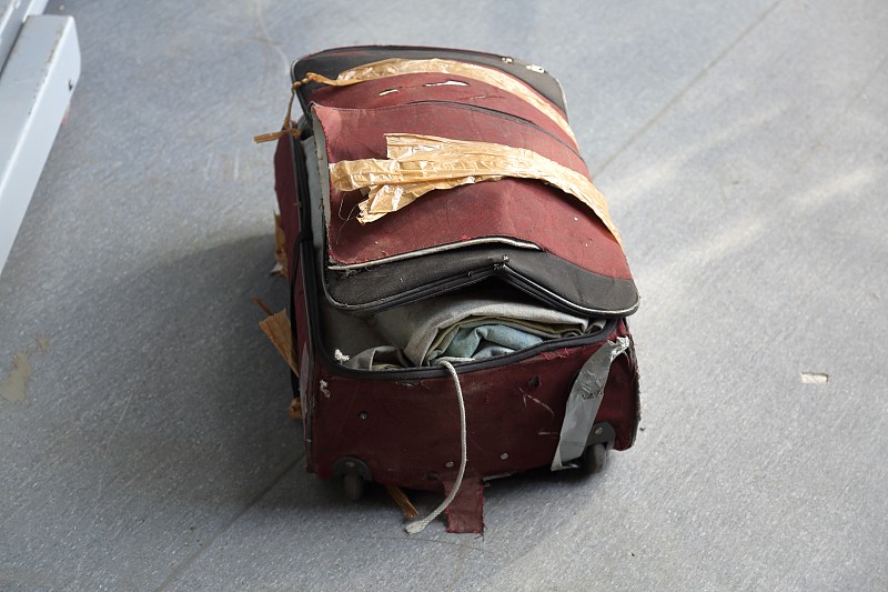 行李,迷路,机场,轮式行李,拉链,坏掉的,被抛弃的,手提箱,撕破的,胶带