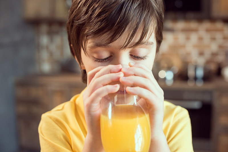 橙汁,特写,清新,男孩,透过窗户往外看,可爱的,果汁,早餐,饮料,喝