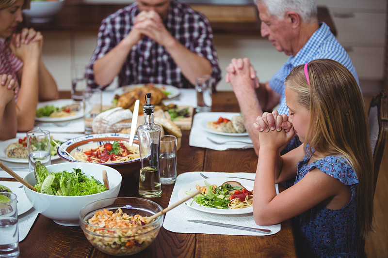多代家庭,餐桌,祖父,烤火鸡,紧握双手,孙女,休闲活动,水平画幅,家庭生活,饮料