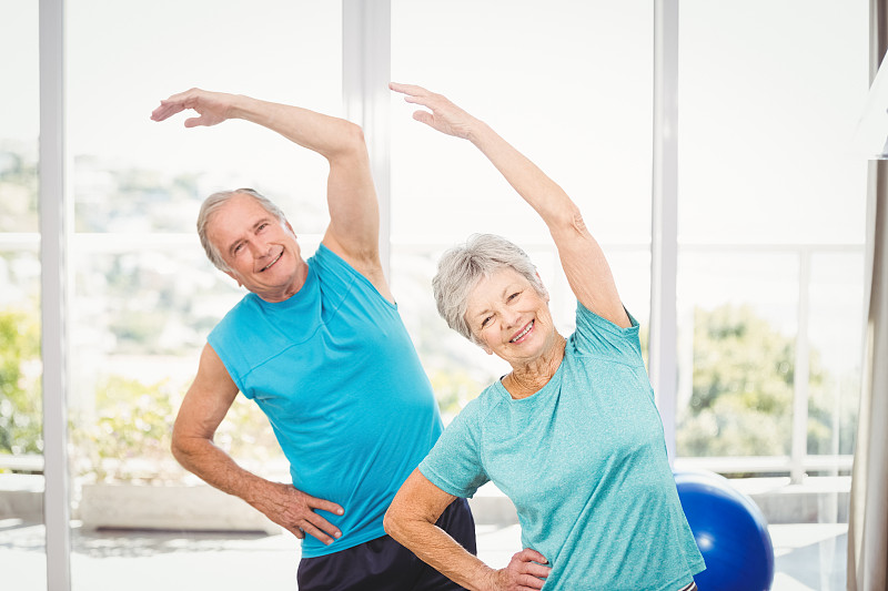 老年伴侣,注视镜头,70到90岁,运动保护装,老年人,手臂,四肢,深情的,瑜伽