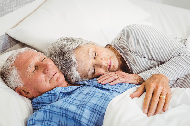 老年伴侣,床,小睡,70到90岁,毯子,老年人,白日梦,古老的,枕头,损坏的