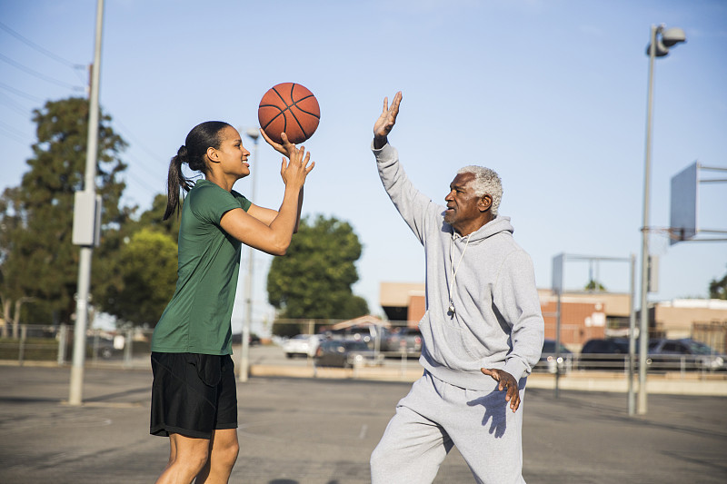 篮球运动,父女,篮球比赛,编制竹篮,篮球运动员,单亲父亲,教练,独生子女家庭,灰发,60到69岁
