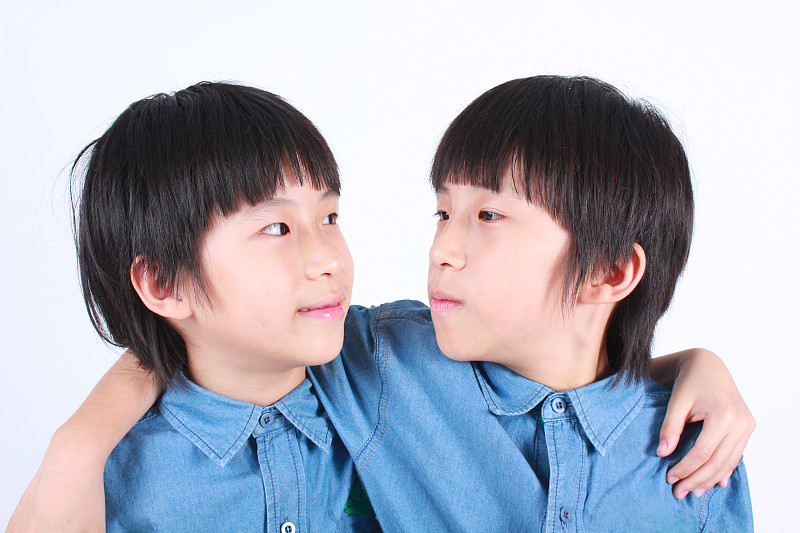 双胞胎,快乐,亚洲,两个人,注视镜头,兄弟,青少年,学龄前,水平画幅,古老的