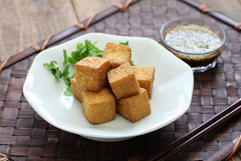 炸豆腐,蘸料,豆腐,炸制食物,芝麻,臭,自制的,开胃品,素食,酱汁