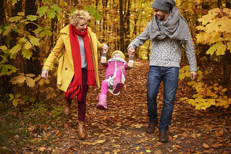 提举,女儿,父母,秋季系列,秋天,羊毛帽,两个孩子的家庭,在活动中,在之间,波兰