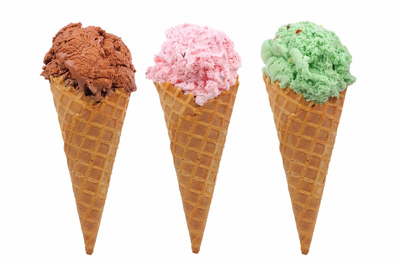 冰淇淋蛋卷,三个物体,冰淇淋,白色,分离着色,圆锥,奶油巧克力软糖,开心果,冷冻食物,薄荷叶