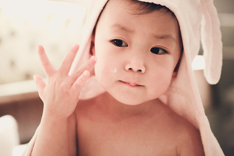 用毛巾包裹,仅一名女婴,芳香的,韩国,润肤露,个人护理,奶油,美容,洗澡,化妆