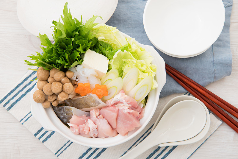 日本食品,鸡肉火锅,蔬菜沙拉,大葱,日式炖菜,姬菇,日式火锅菜,白菜,日本料理,豆腐
