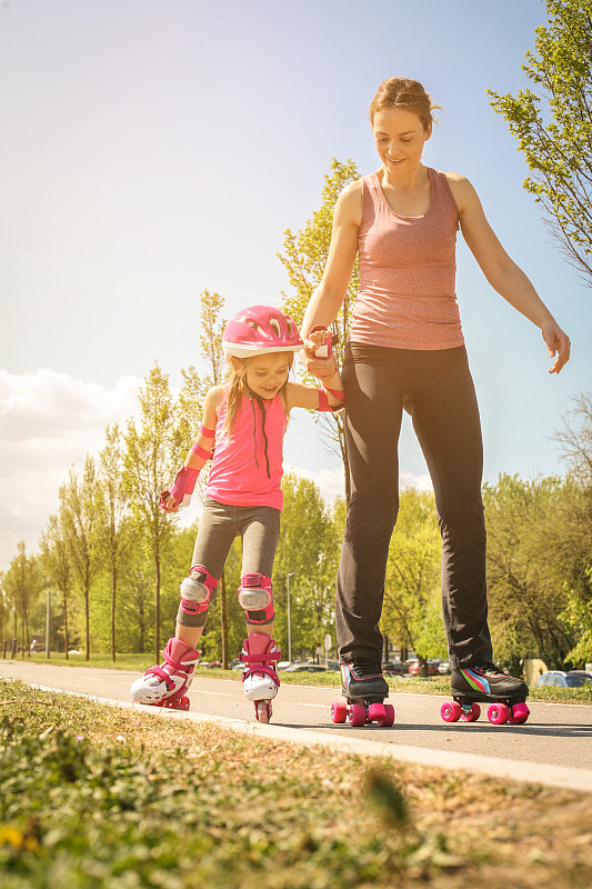 滚轴溜冰,母亲,人行道,小的,女儿,春天,母女,白昼,运动头盔,4岁到5岁