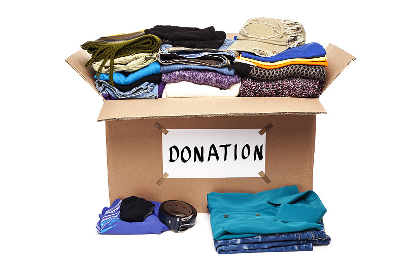 捐款箱,衣服,慈善捐赠,宽松上衣,腰带,纸箱,裤子,慈善救济,衬衫,牛仔裤