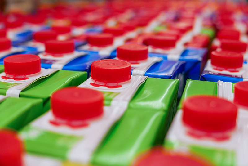 果汁,纸盒,架子,超级市场,红色,多色的,螺旋瓶盖,水果篮子,牛奶盒,纸板