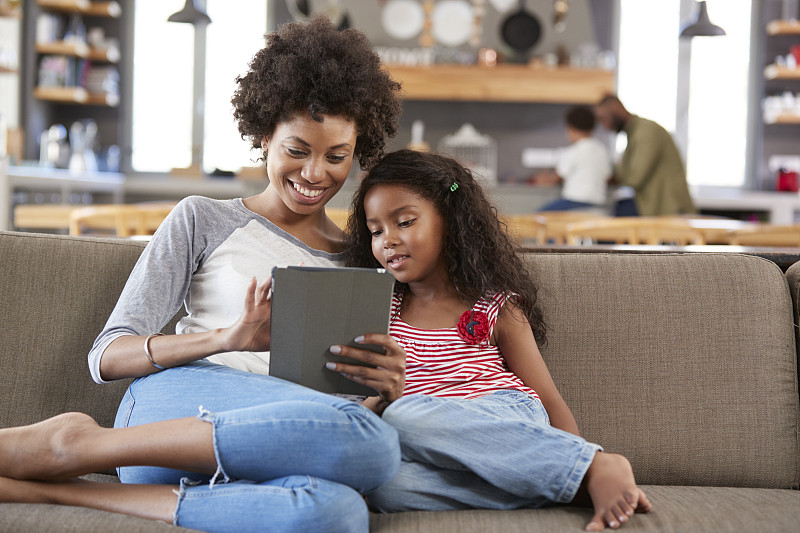 沙发,起居室,使用平板电脑,母女,女儿,父女,开放式设计,非裔美国人,母亲,平板电脑