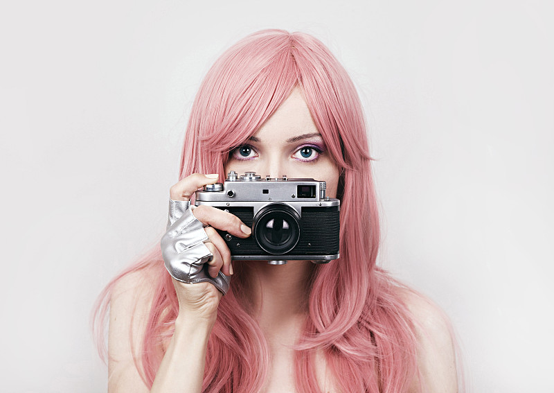 相机,青年女人,40-80年代风格复兴,粉色头发,头发,嘴唇,透镜,拍摄场景,摄影师,长发