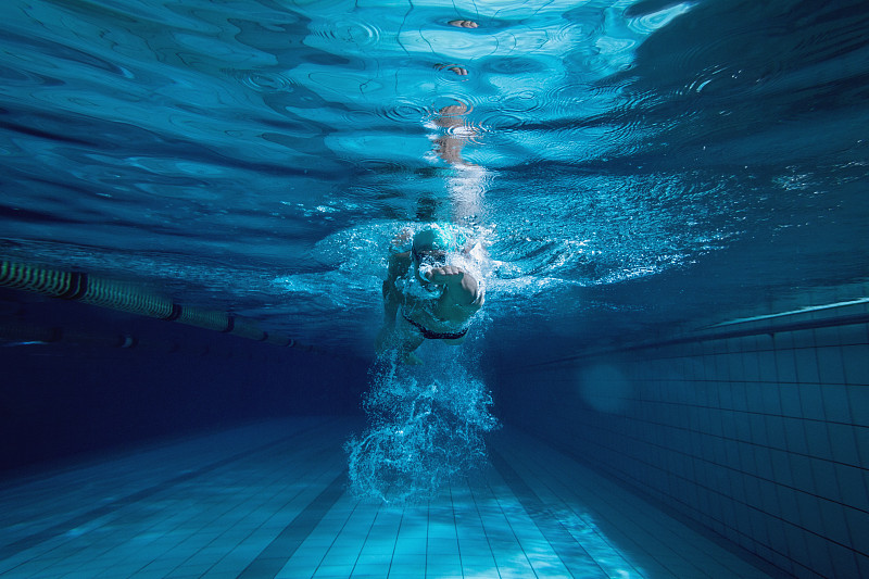 一个人,泳裤,游泳帽,游泳护目镜,正面视角,水,30到39岁,留白,运动竞赛,休闲活动