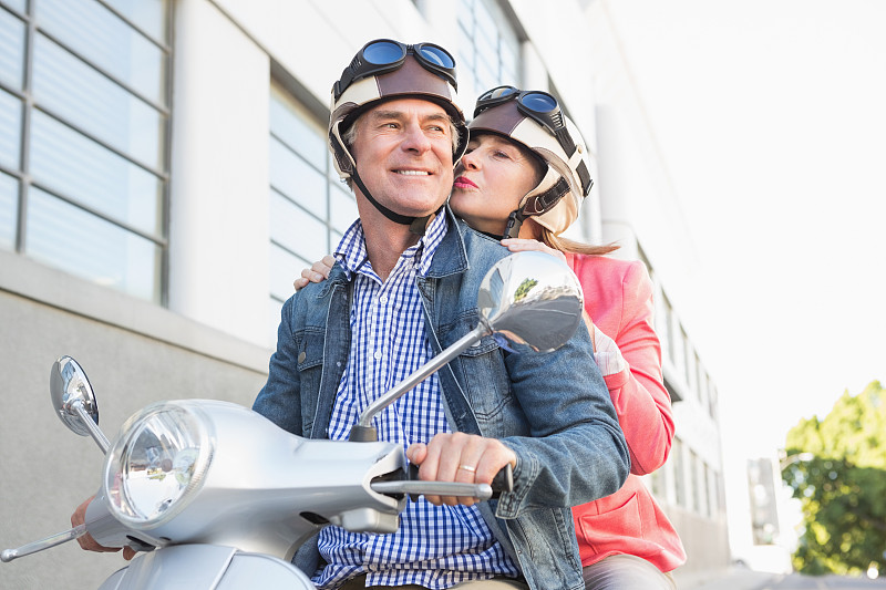 机动脚踏车,快乐,老年伴侣,脸颊,安全帽,45到49岁,50到54岁,深情的,着装得体,中老年伴侣