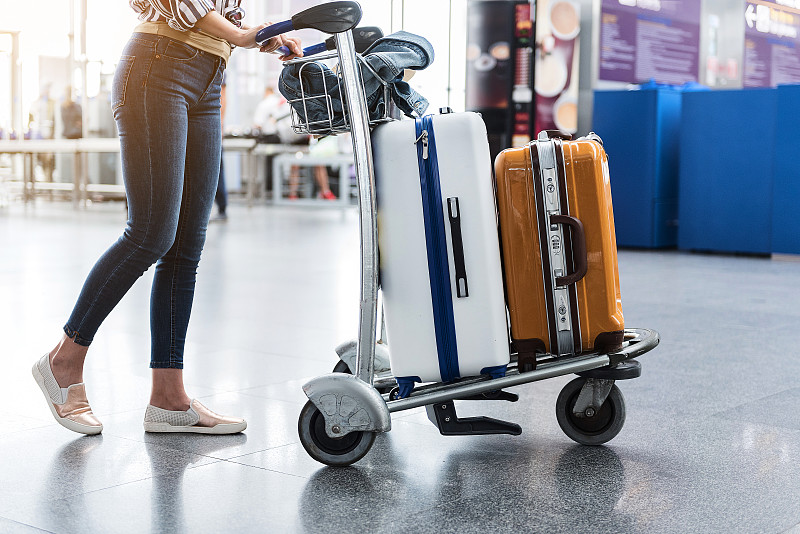 手提箱,机场,女人,走廊,登机柜台,行李,洗碗布,抹布,机场出发区,四分之三身长