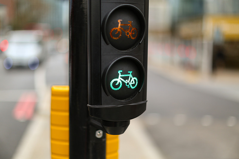 骑自行车,红绿灯,正面视角,水平画幅,无人,交通,户外,灯,十字路口,植物