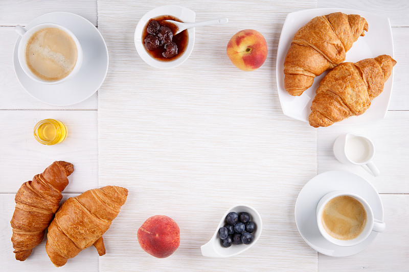 留白,牛角面包,两个物体,早餐,桌子,水果,蜂蜜,咖啡杯,白色,上装