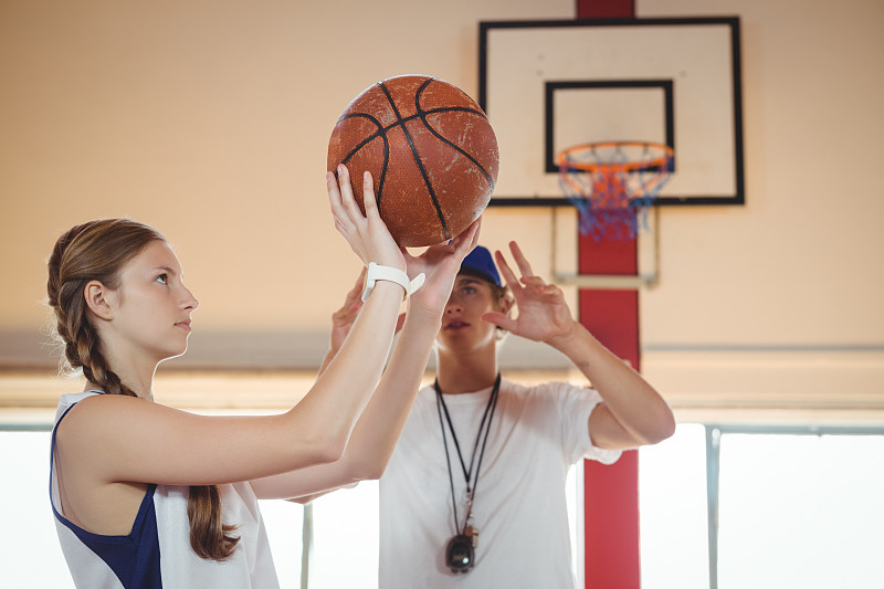 教练,篮球运动员,忠告,女性,正面视角,球,青少年,休闲活动,水平画幅,14岁到15岁