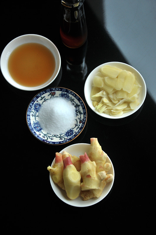 Sliced,ginger、salt,and,Sesame,oil,in,white,plates