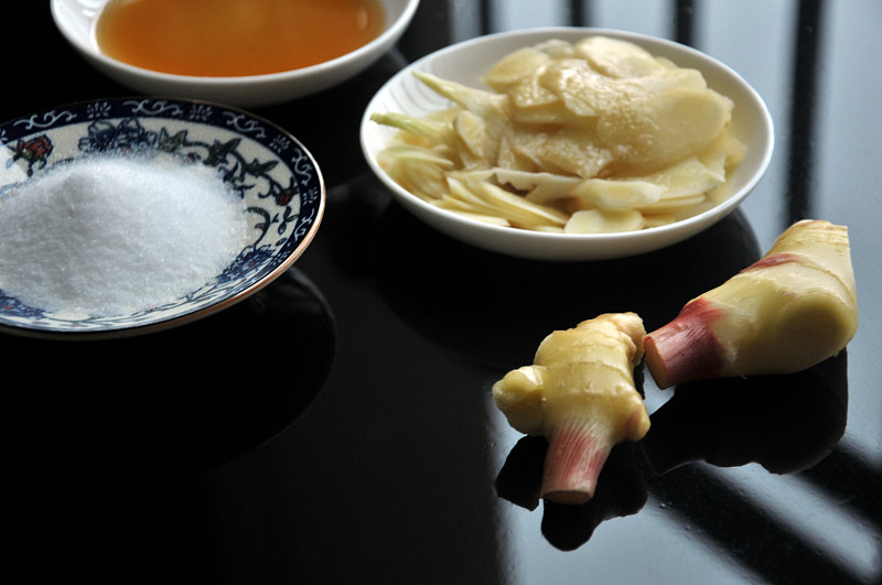 Sliced,ginger、salt,and,Sesame,oil,in,white,plates