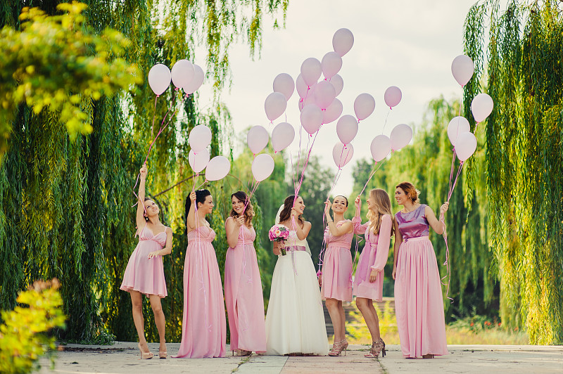 连衣裙,新娘,女傧相,粉色,美,水平画幅,气球,中等数量人群,仅成年人,友谊