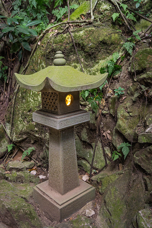 花岗岩,石灯笼,垂直画幅,古老的,苔藓,夏天,灯,光,草,白色