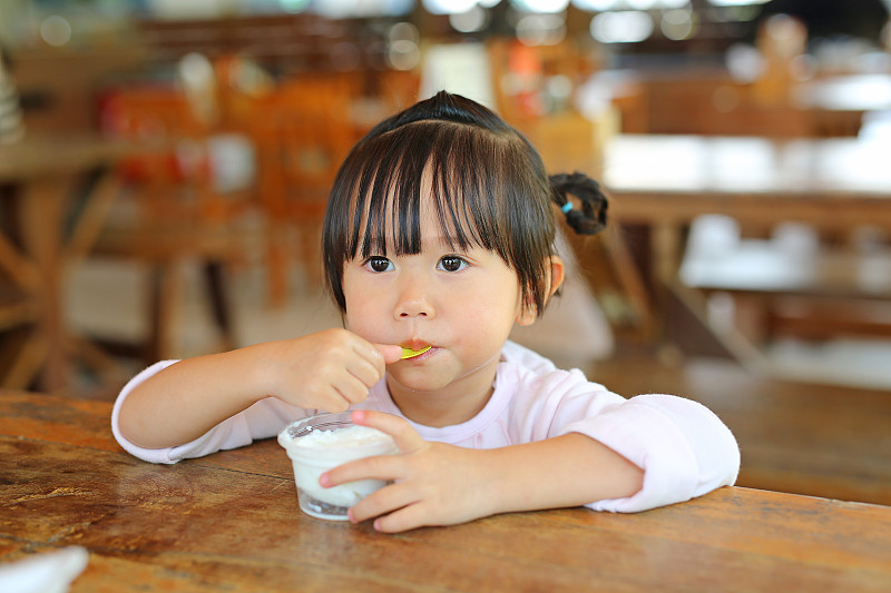 冰淇淋,小的,女孩,亚洲,自制的,杯,奶制品,水平画幅,新加坡,奶油