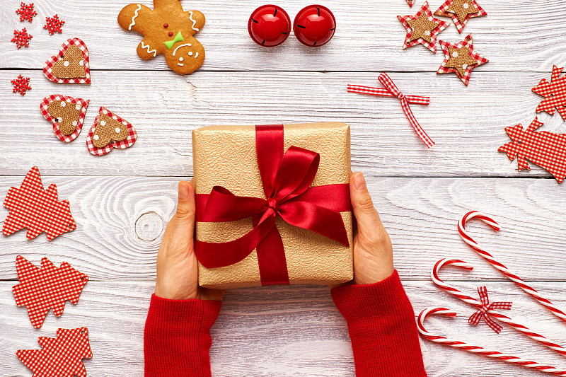圣诞礼物,女人,拿着,饼干,水平画幅,蝴蝶结,传统,古老的,姜饼人