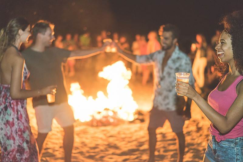 夏天,音乐节,青年人,海滩,啤酒,友谊,大篝火,乐趣,幸福,喝