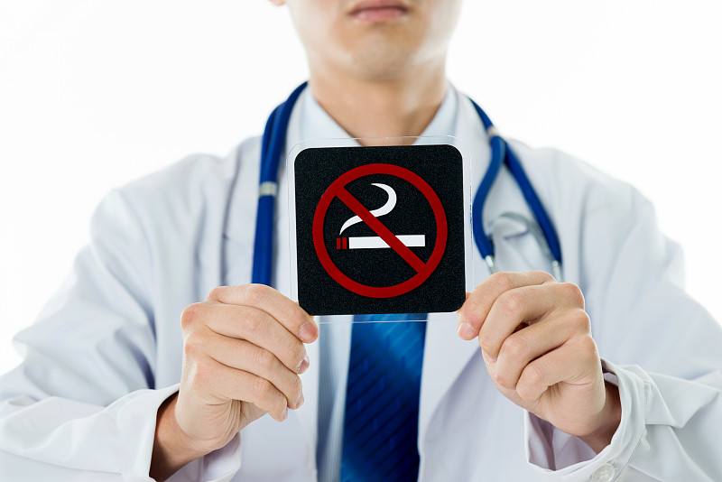 禁止吸烟记号,拿着,水平画幅,符号,禁止的,制服,吸烟问题,男性,仅成年人