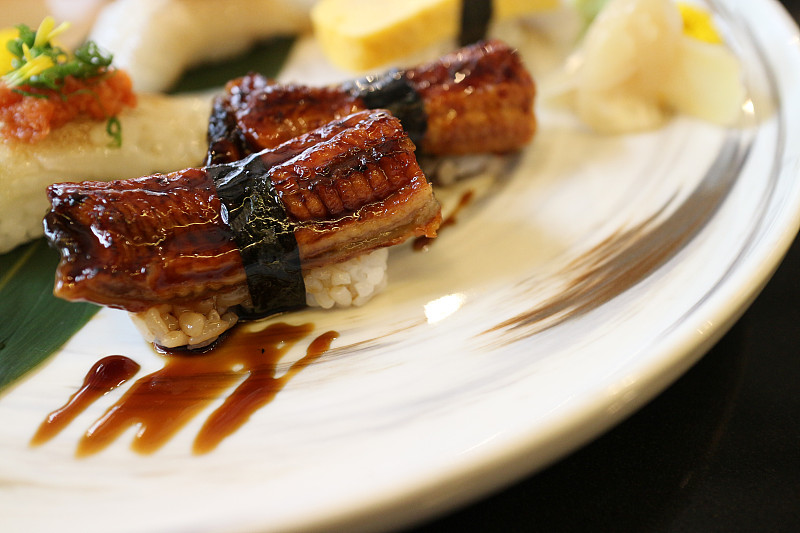 鳗鱼寿司,米,日本,炊具,鳗鱼,大比目鱼,照烧,胡荽籽,生鱼片寿司,餐具