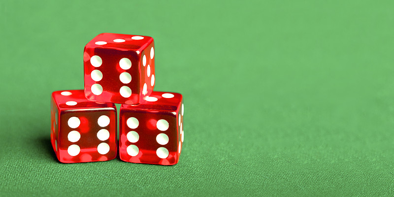 骰子,双陆棋,三个物体,数字6,绿色背景,赌场,机会,风险,夜生活,立方体形状
