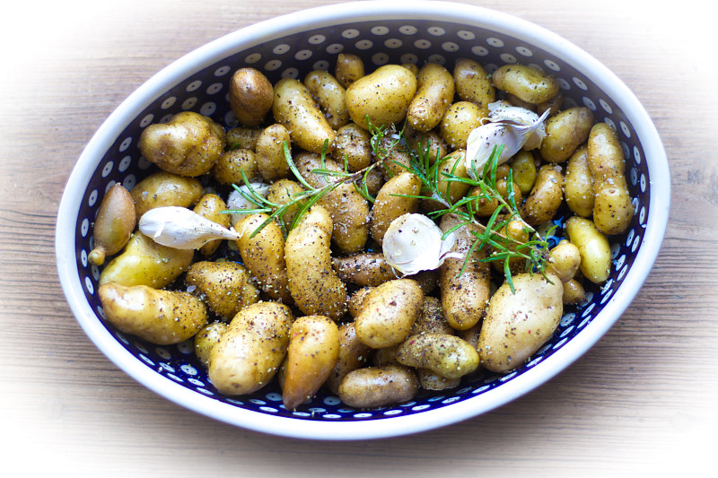 fingerling,potato,迷迭香,大蒜,奶酥盘,餐具,煮熟的新土豆,褐色,水平画幅,精制土豆,组物体