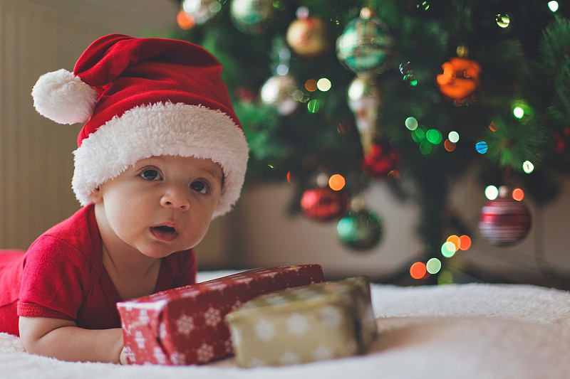 婴儿,礼物,圣诞帽,留白,水平画幅,新年,圣诞老人,男婴,圣诞树