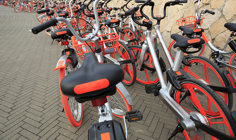 中国,公共自行车,自行车共享系统,红色,留白,骑自行车,休闲活动,水平画幅,黄色,静止的