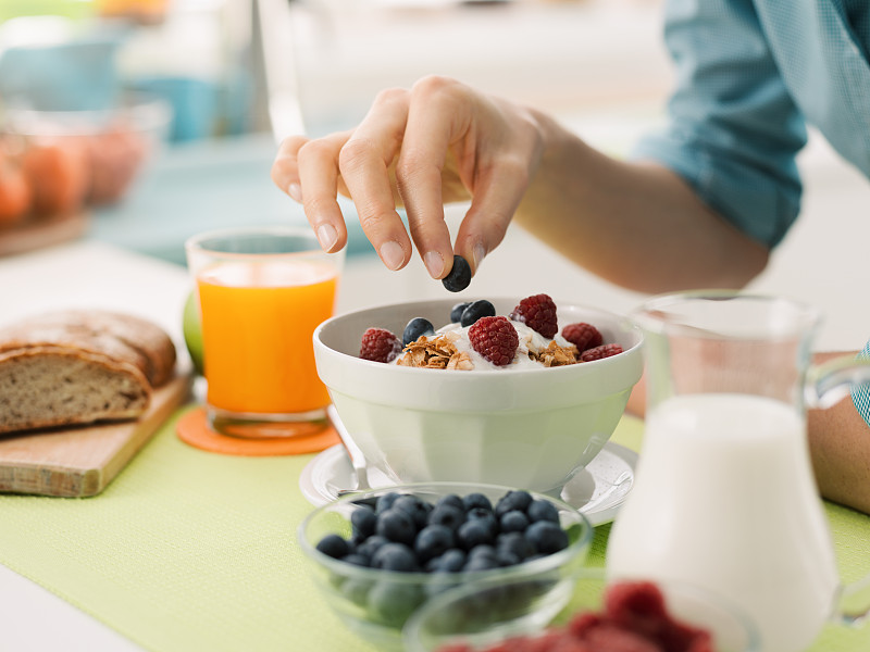 家庭生活,早餐,水平画幅,膳食,早晨,维生素,酸奶,蓝莓,橙汁