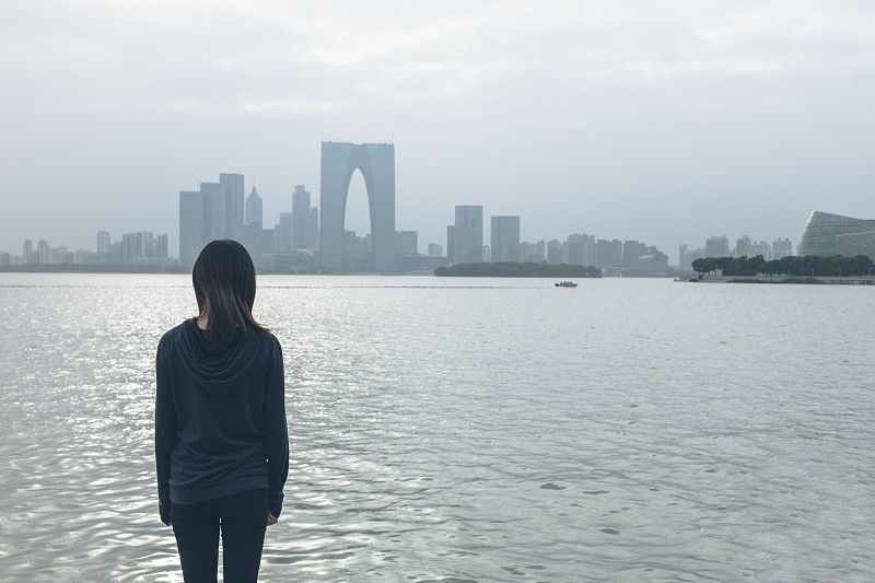 背面视角,女人,湖,自然美,水,天空,水平画幅,旅行者,户外,仅成年人