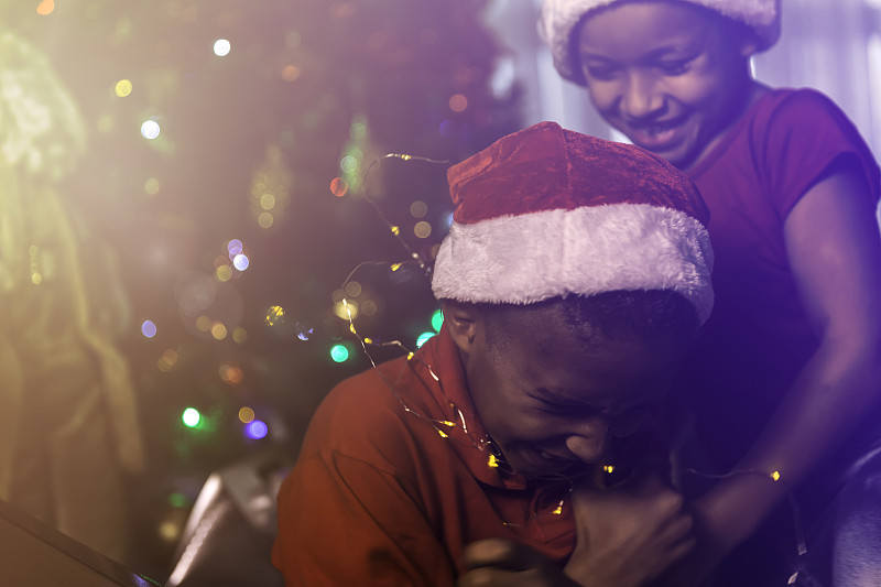 圣诞节,儿童,家庭生活,个性,圣诞长袜,圣诞小彩灯,非洲人,圣诞树,礼物,非裔美国人