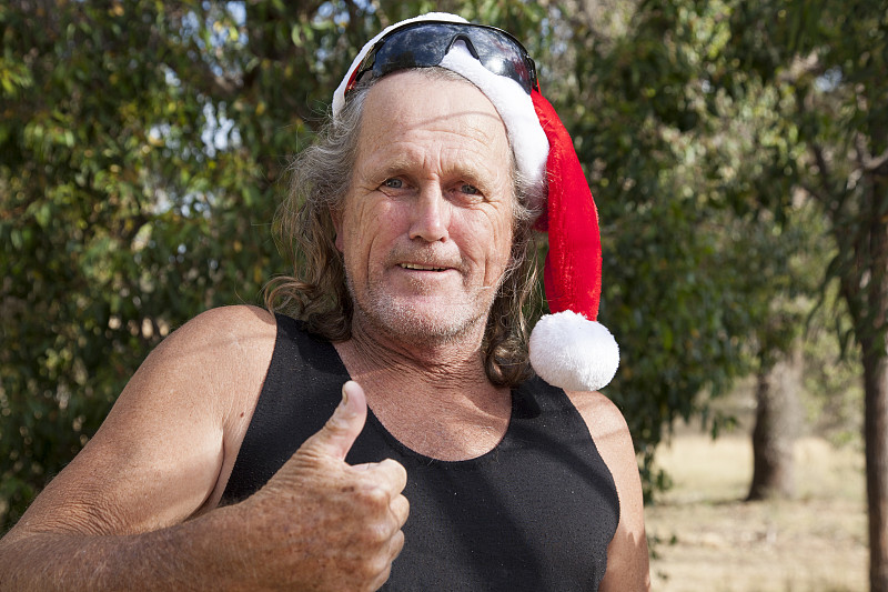 圣诞节,夏天,背心,澳大利亚,50到54岁,翘起大拇指,桉树,圣诞老人,圣诞帽,水平画幅